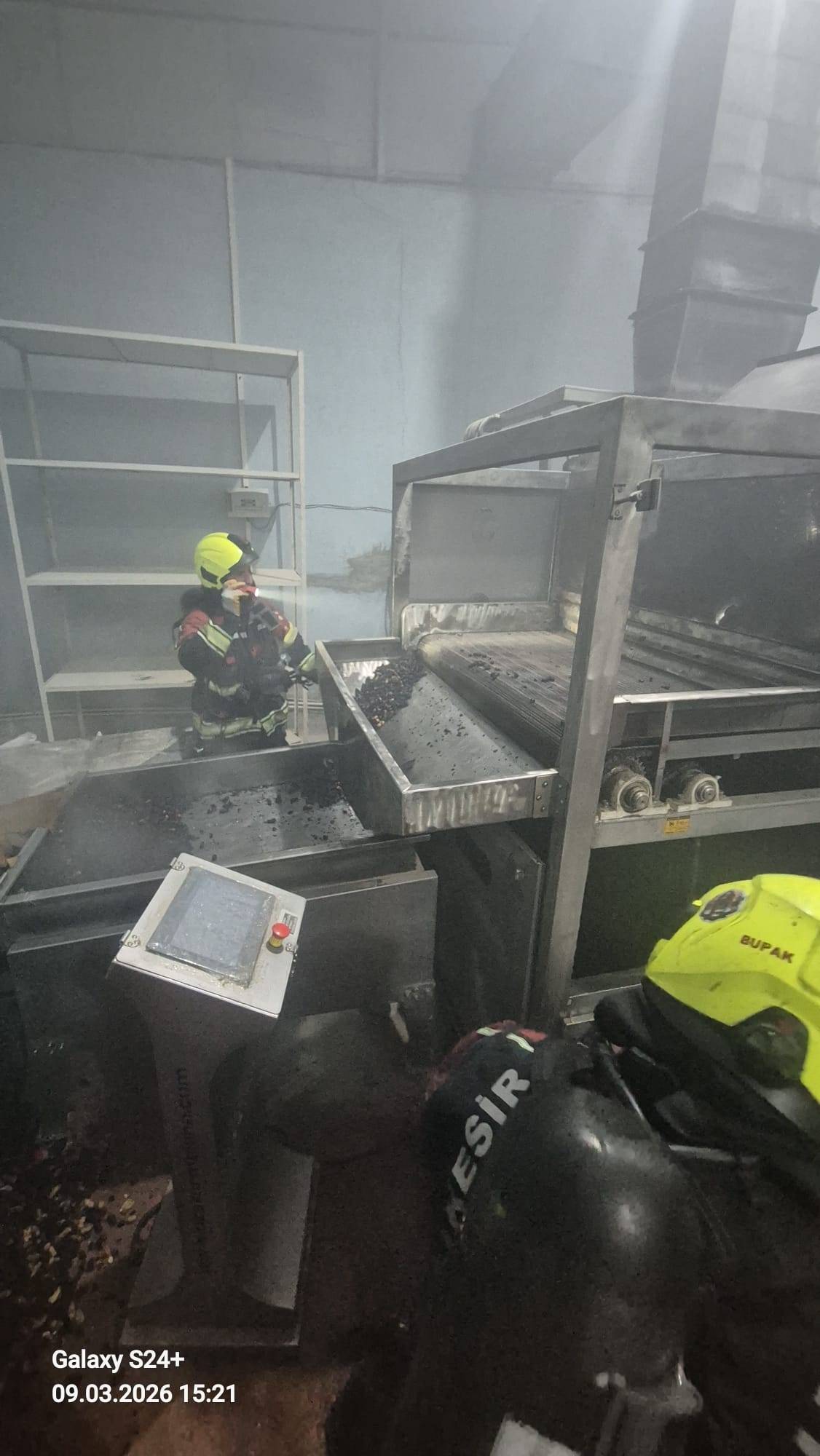 Bandırma’da işyeri yangını büyümeden söndürüldü