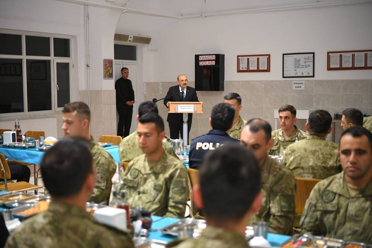 Vali Ustaoğlu askerlerle iftar yaptı