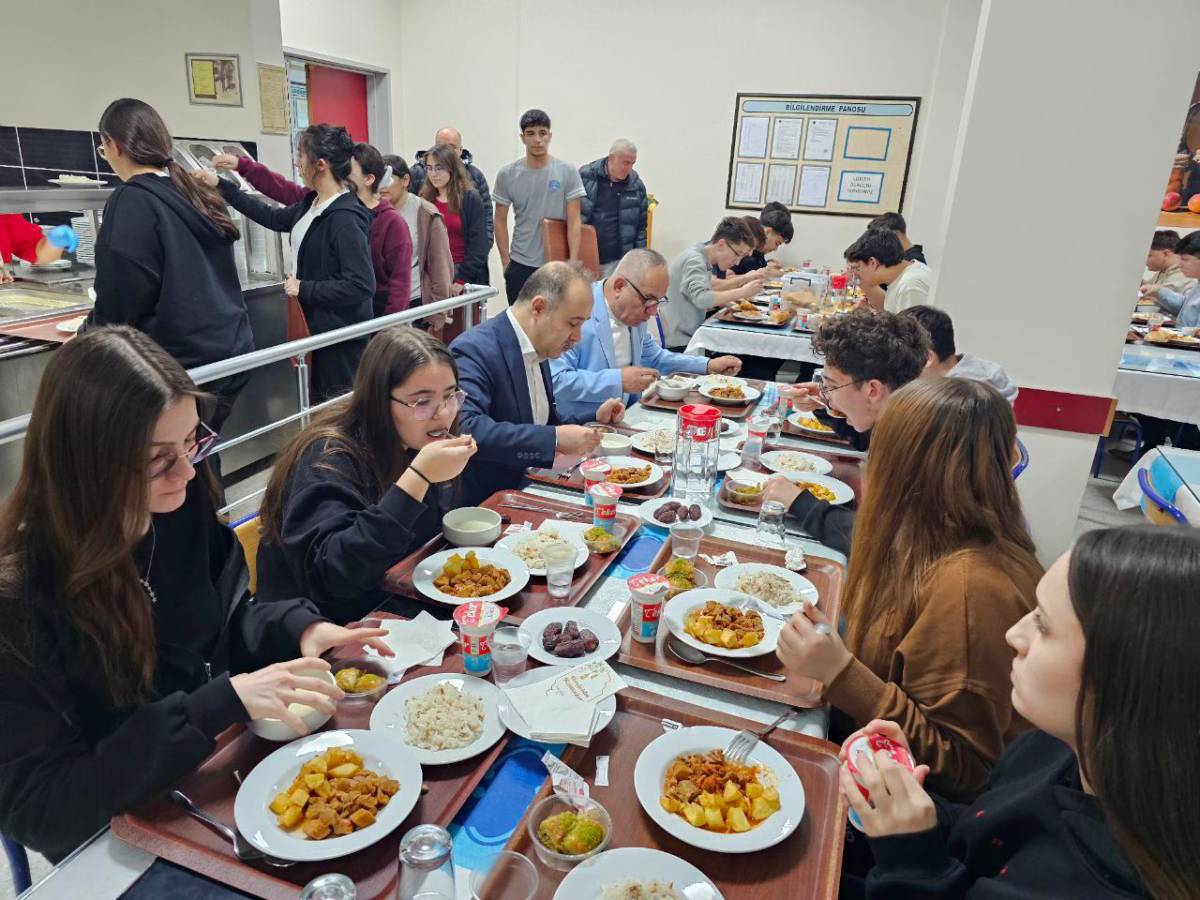 Maarif Ailesi Ramazan'ın Manevi İkliminde Öğrencilerle Buluştu