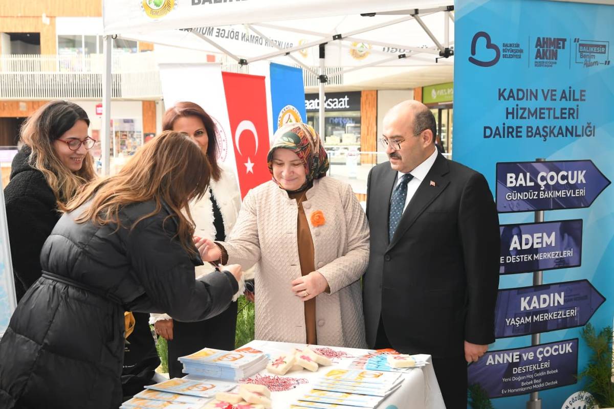 Büyükşehir farkındalık standıyla kadınları bilgilendirdi