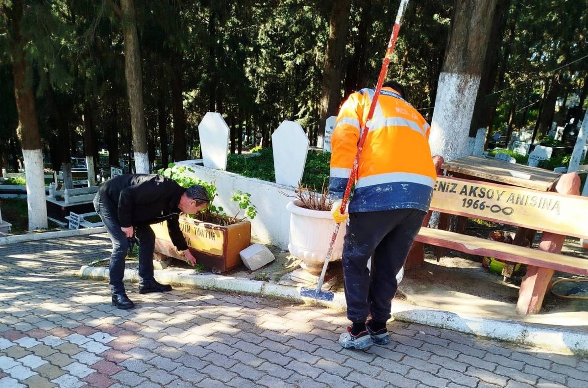 Edremit Belediyesi hız kesmiyor: Kent genelinde hummalı yol çalışmaları sürüyor