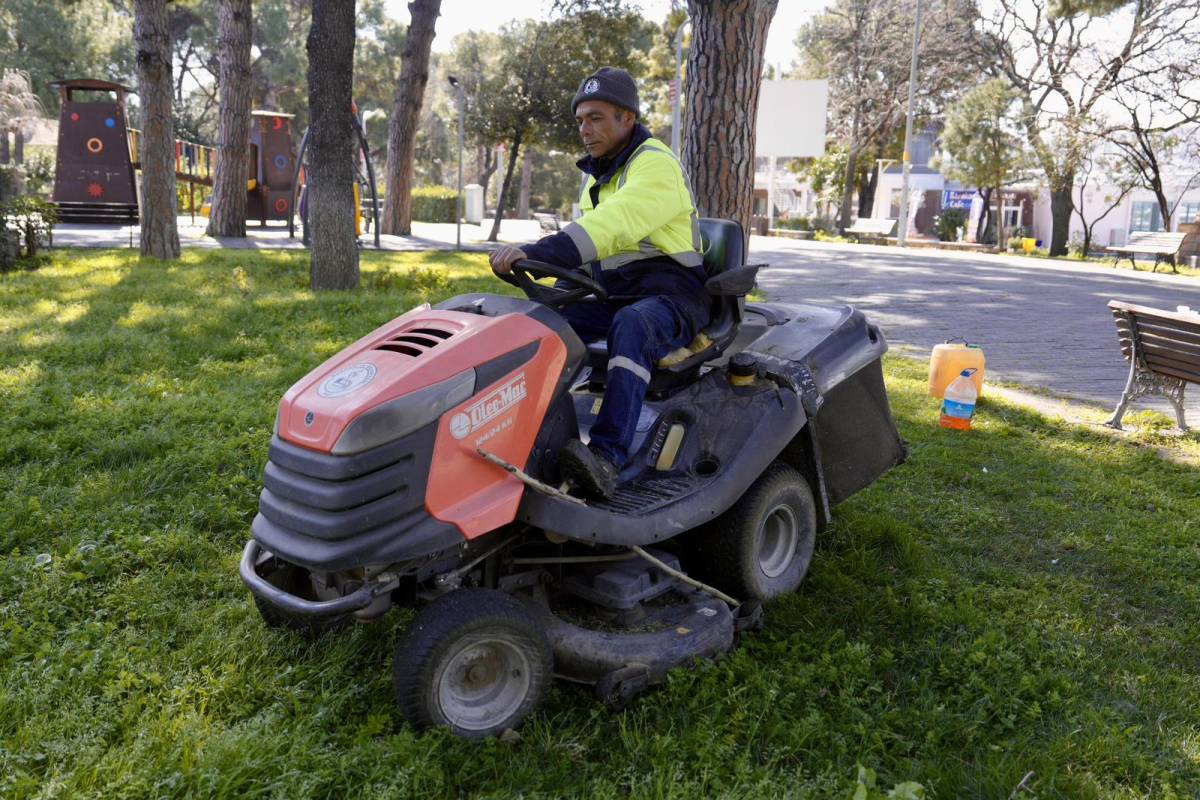 Burhaniye’de park ve yeşil alanlarda bahar temizliği