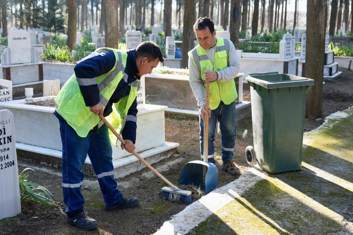 Burhaniye’de Ramazan Bayramı öncesi mezarlıklarda kapsamlı temizlik