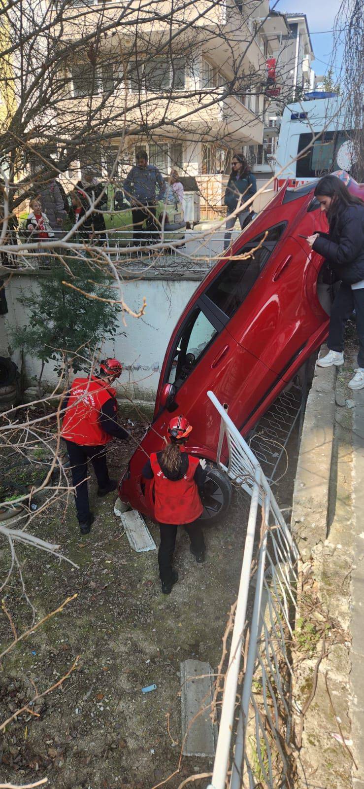 Karesi’de Otomobil Apartman Bahçesine Düştü