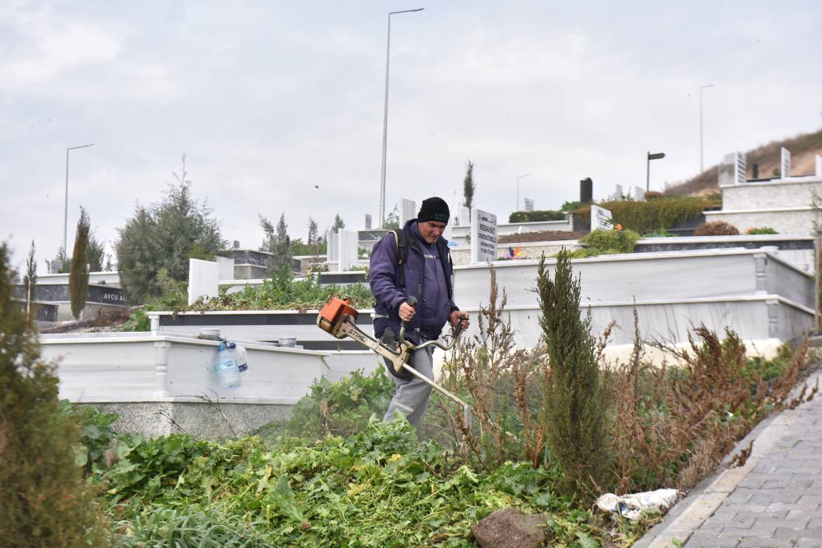 Altıeylül’de Bayram Öncesi Mezarlıklarda Yoğun Mesai