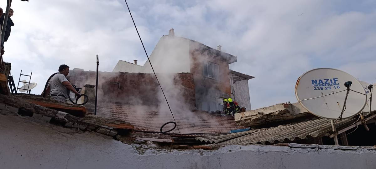 Balıkesir Altıeylül'de korkutan çatı yangını