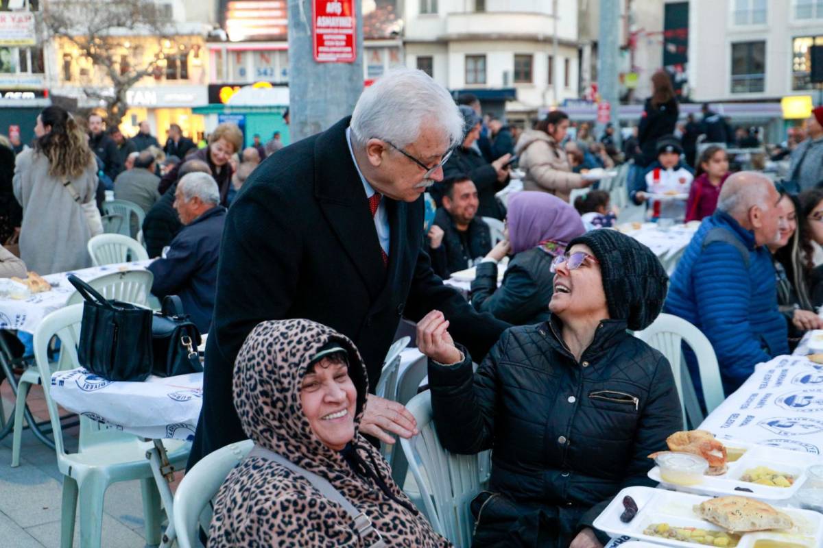Kadir Gecesi İftarında Burhaniyeliler Cumhuriyet Meydanı'nda buluştu