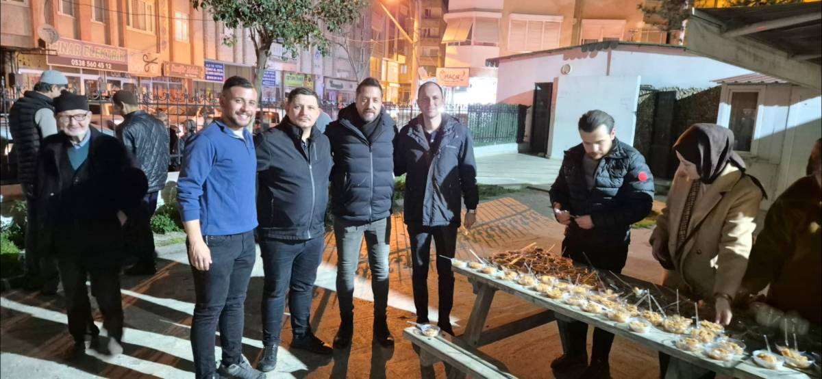 AK Parti Edremit teşkilatından kandil gecesinde helva ikramı