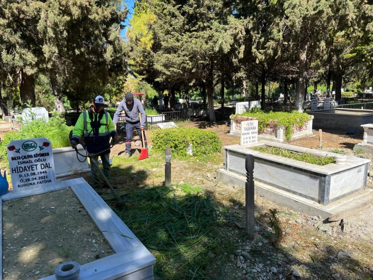 Ayvalık’ta Mezarlıklar Bayram Ziyaretlerine Hazırlandı...