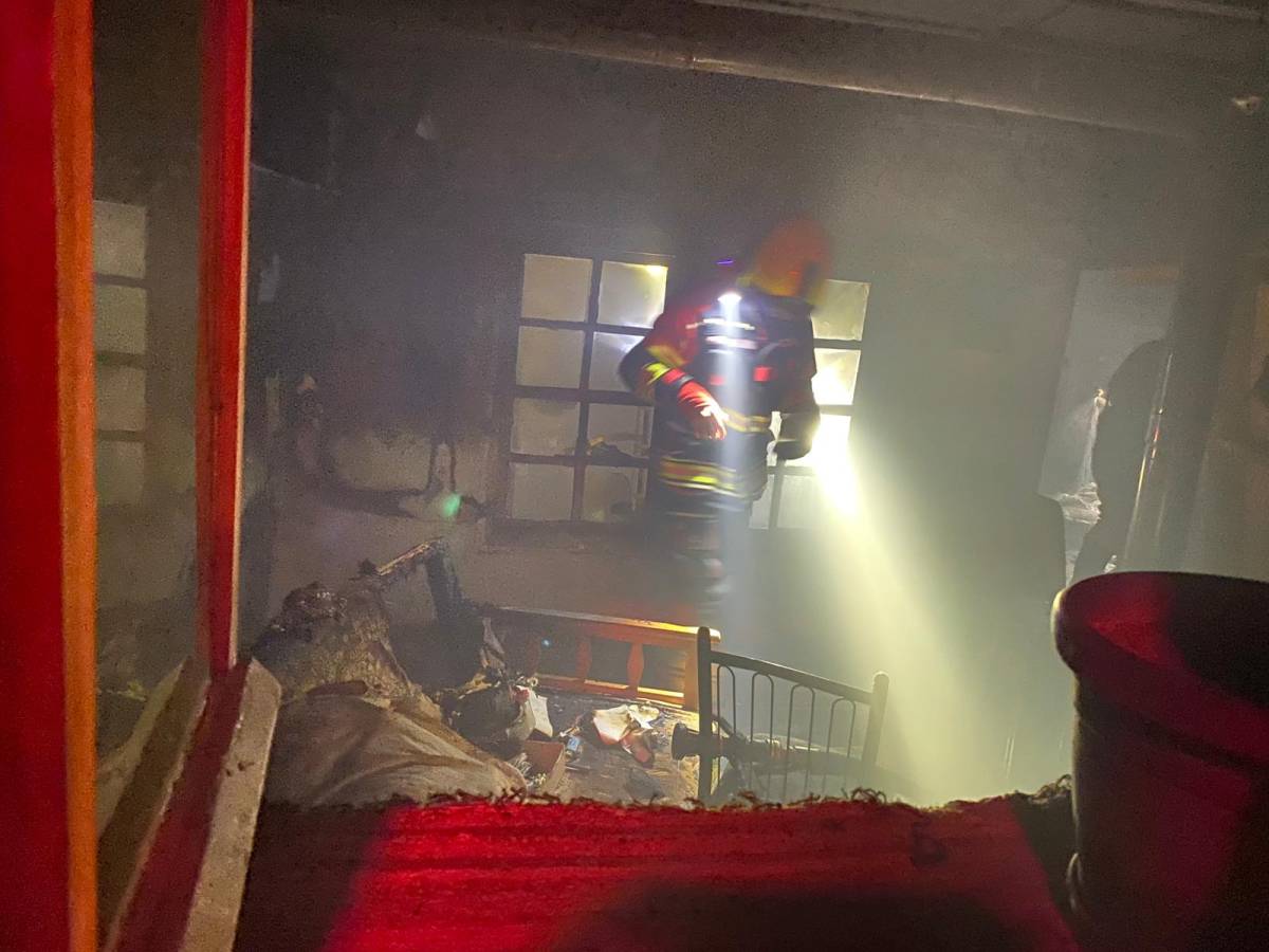 Kepsut’ta çatı yangını korkuttu