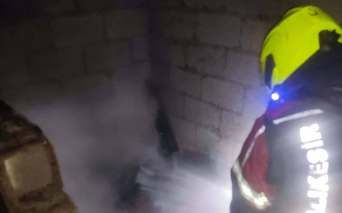 Burhaniye'de kömürlük yangını korkuttu