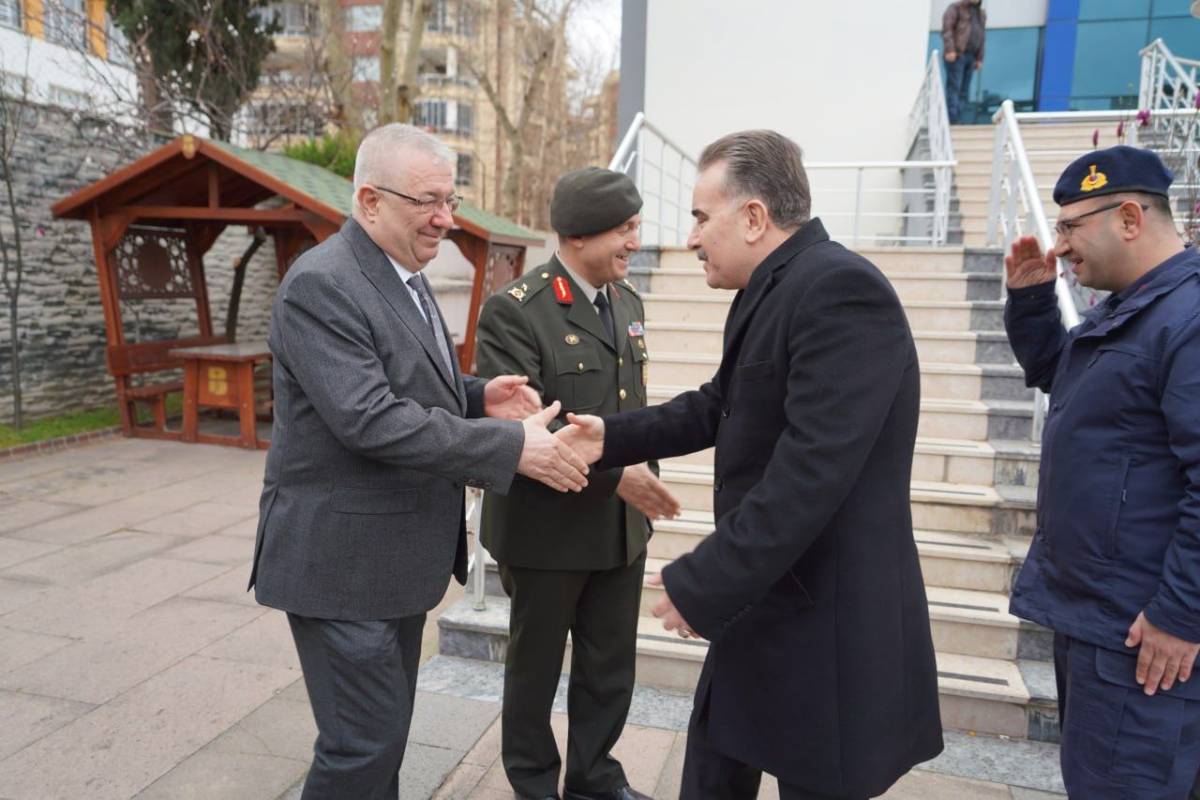 Edremit'te bayramlaşma protokolü buluşturdu