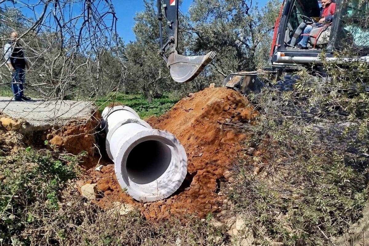 Burhaniye'de yol bakım ve onarım çalışmaları sürüyor