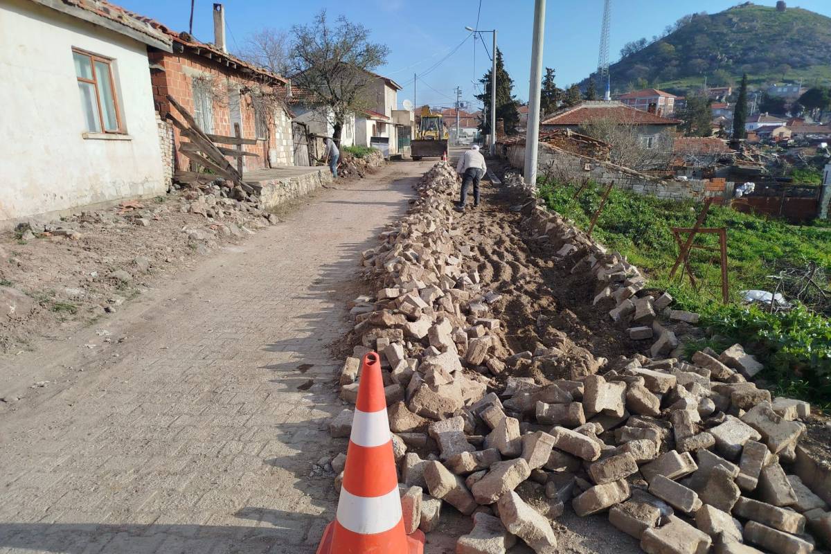 Burhaniye'de yol bakım ve onarım çalışmaları sürüyor