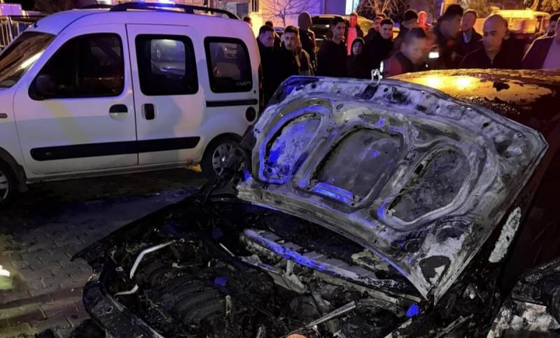 Edremit’te park halindeki ticari araç alev alev yandı