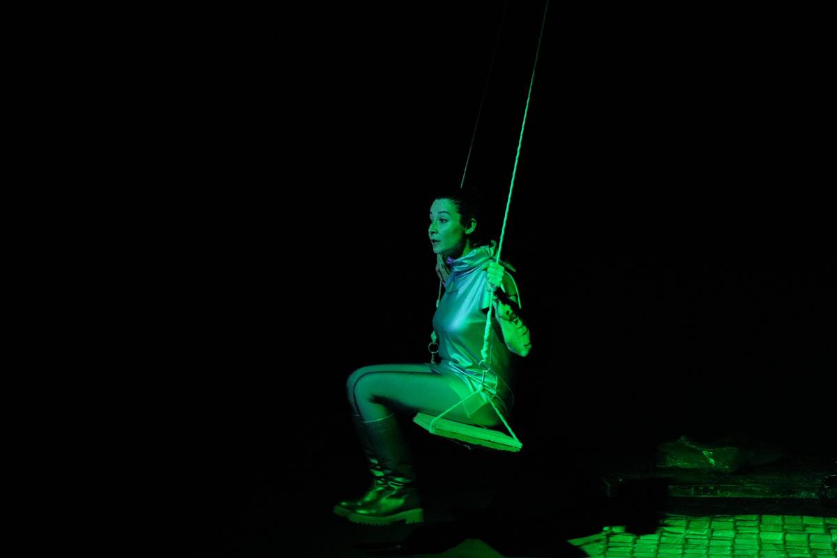 Ayvalık’ta Dünya Tiyatro Günü’nde “Müdahil” Sahnelendi