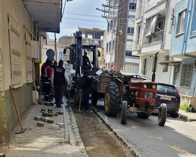 Burhaniye Belediyesi Fen İşleri Müdürlüğü Ekipleri Çalışmalarını Sürdürüyor