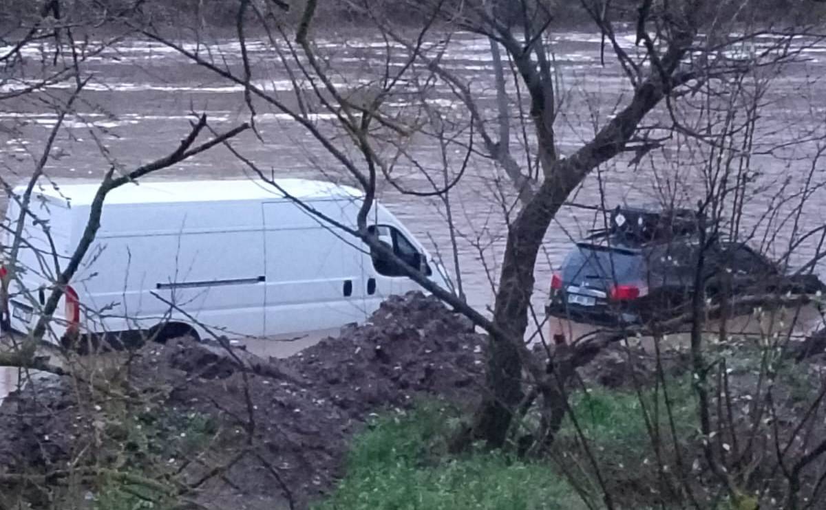 Simav Çayı’nda mahsur kalan 2 kişi kurtarıldı