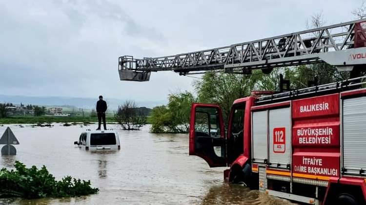 Araç üstüne çıkarak hayata tutundu