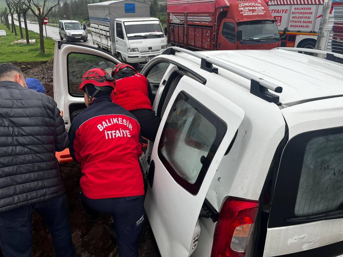 Kepsut Yolunda Trafik Kazası: 1 Kişi Araçta Sıkıştı