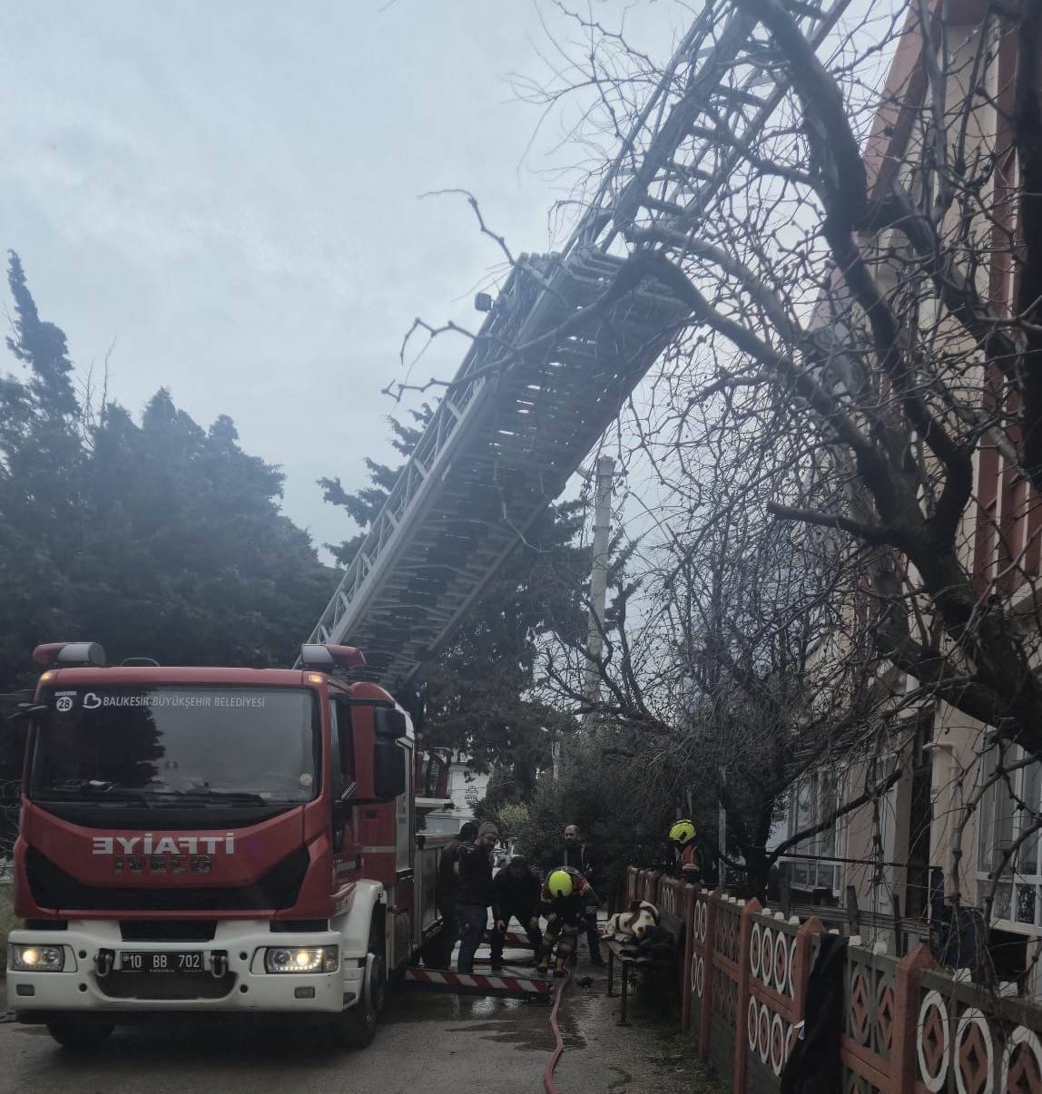 Bandırma’da Alevler Arasında Can Pazarı: 5 Kişi Son Anda Kurtarıldı!