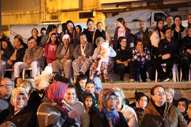 Edremit'te Roman Gecesi.. Müzik, Dans, Coşku Bir Arada..