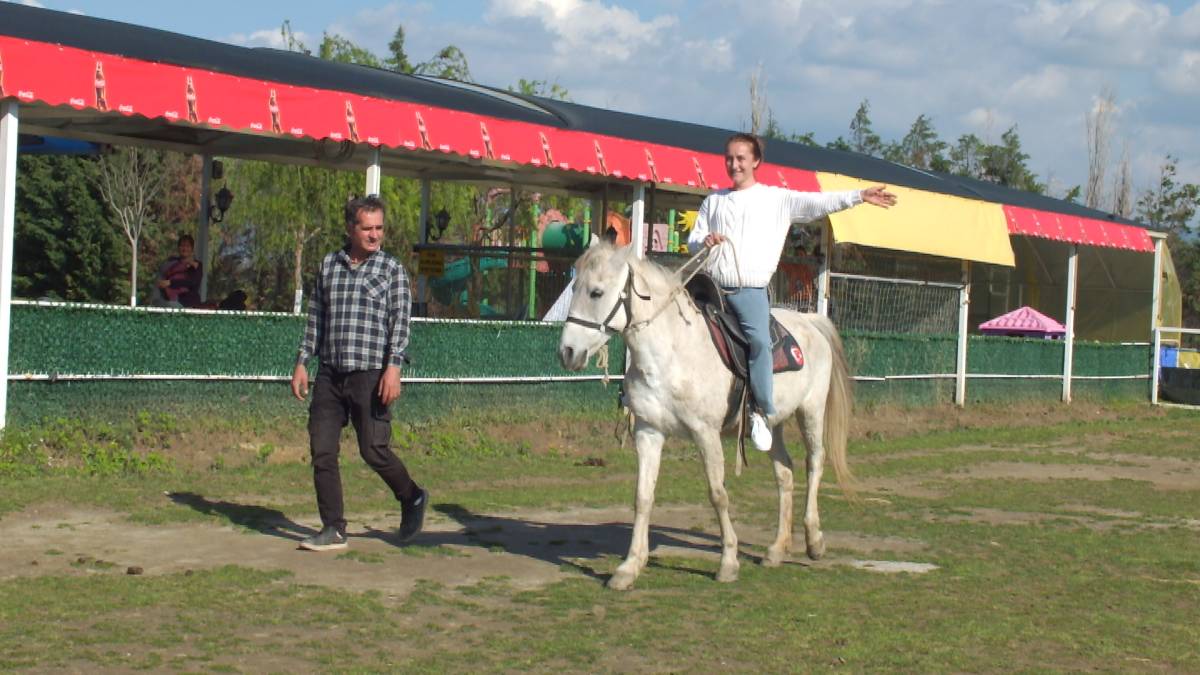 Burhaniye’de çocukların at binme sevinci