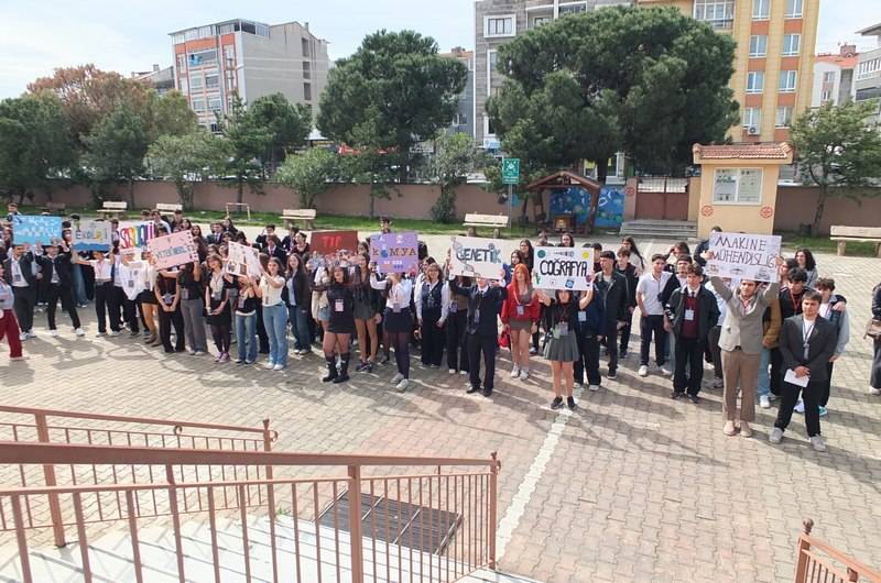 Burhaniye’de çalıştay öğrencileri akademisyenlerle buluşturdu