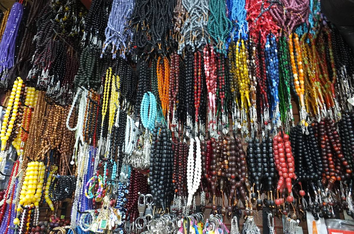 Burhaniye’de 71 yaşındaki Cevat Dede tespih dizerek para kazanıyor