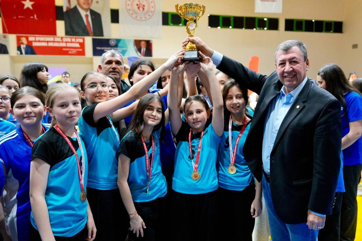 Burhaniye’de Çocuk Sporları Şenliği ödül töreni ile tamamlandı