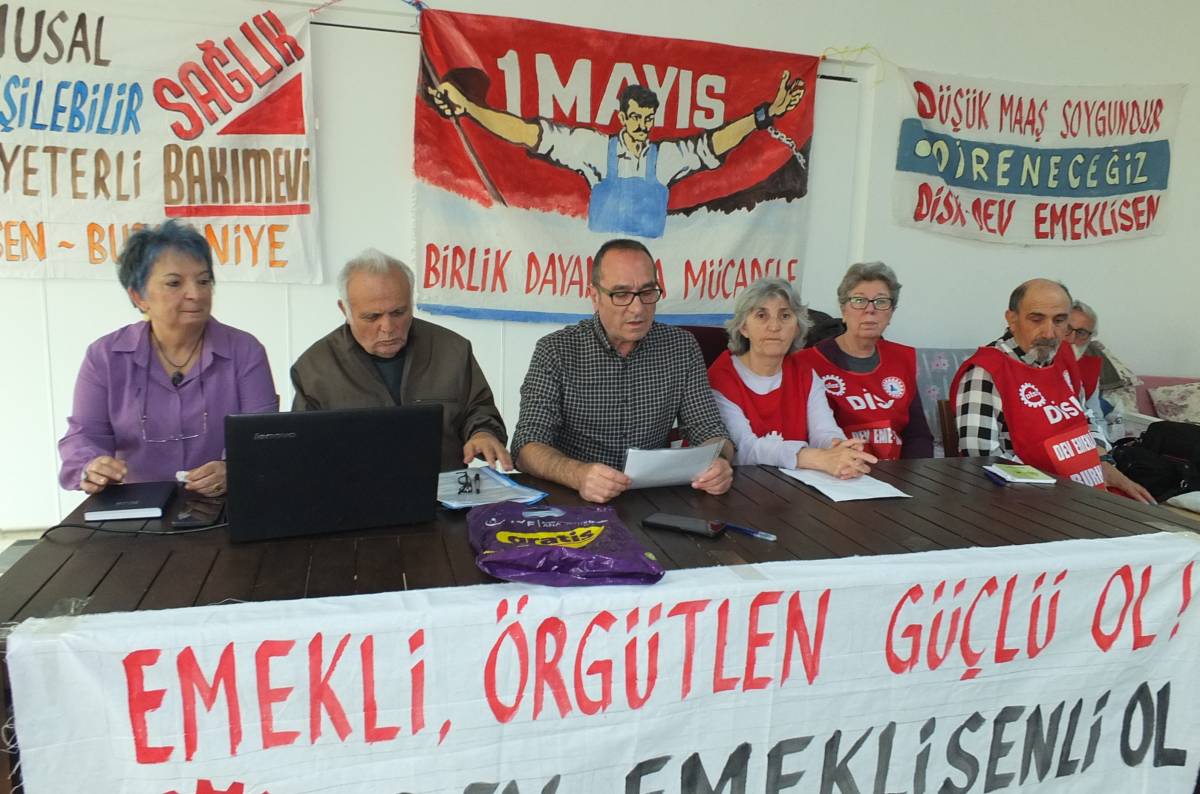 Burhaniye’de kadın başkan üyeleri sendikaya sahip çıkmaya çağırdı