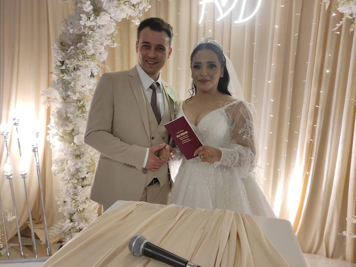 Burhaniye’de iş arkadaşlığı mutlu sonla bitti: Genç çift dünyaevine girdi