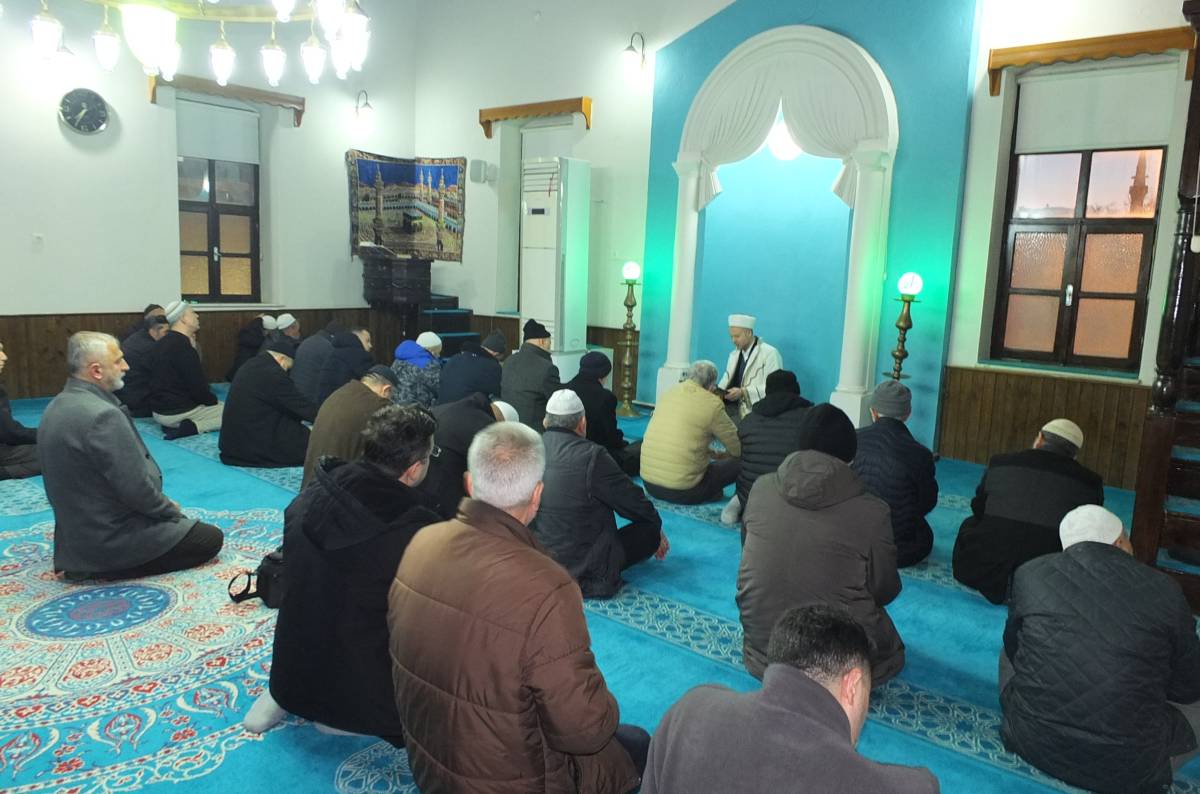 Burhaniye’de altından yol geçen Hanay cami ilgi odağı oldu