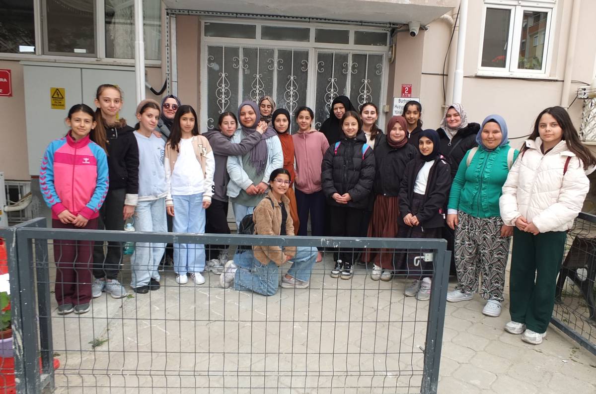 Burhaniyeli öğrenciler yaşlıları sevindirdi