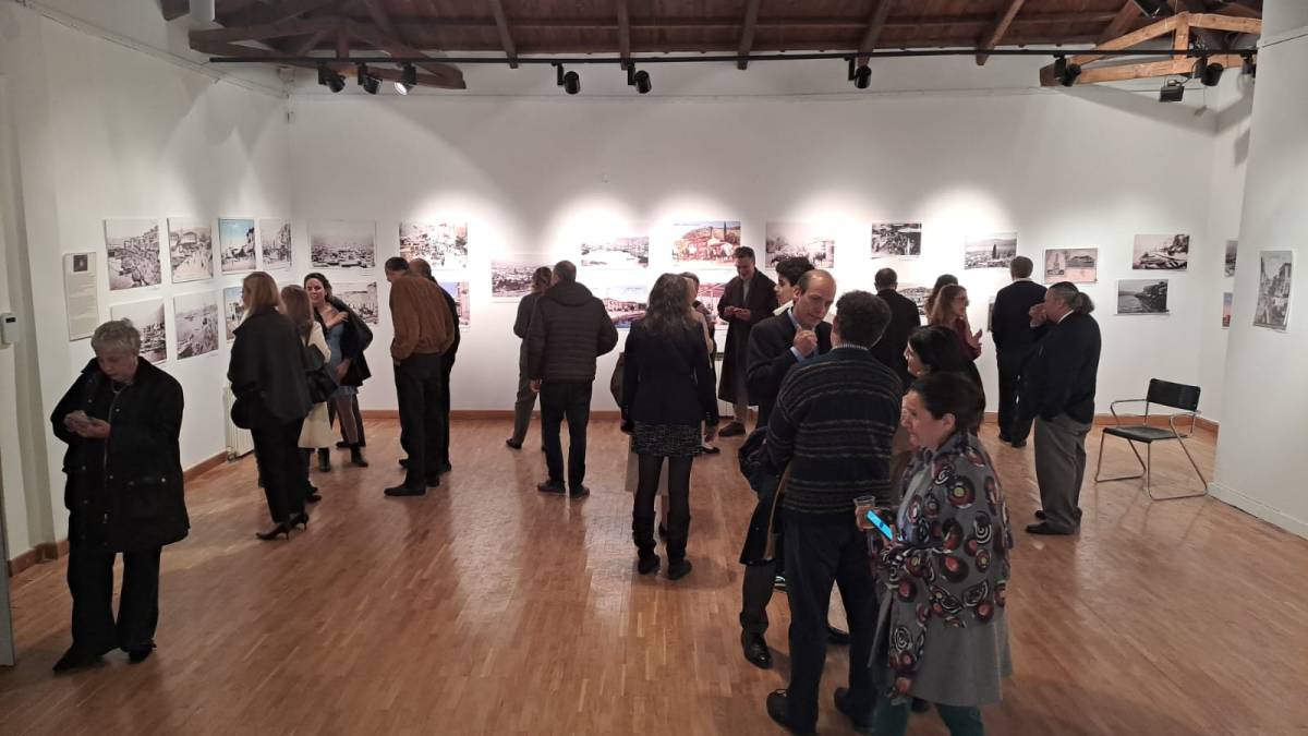 İzmirli Koleksiyoner Mert Rüstem, Dördüncü Fotoğraf Sergisini Atina’da Açıyor