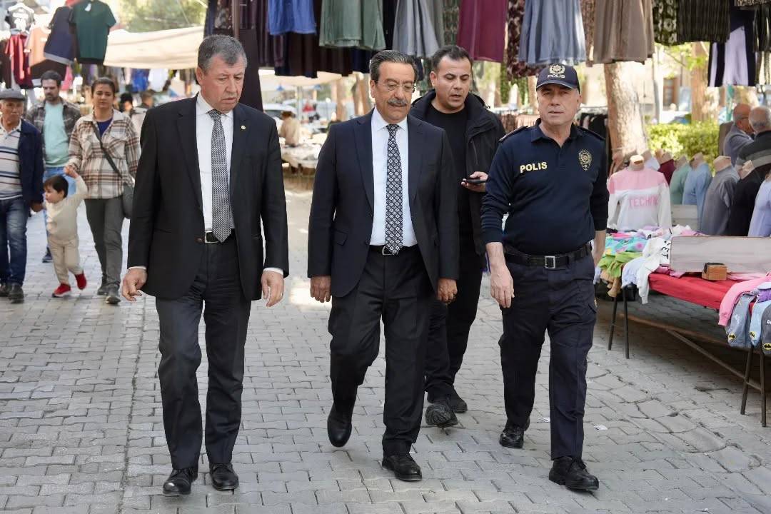 Burhaniye’de Kaymakam Atilla Pazar esnafını ziyaret etti