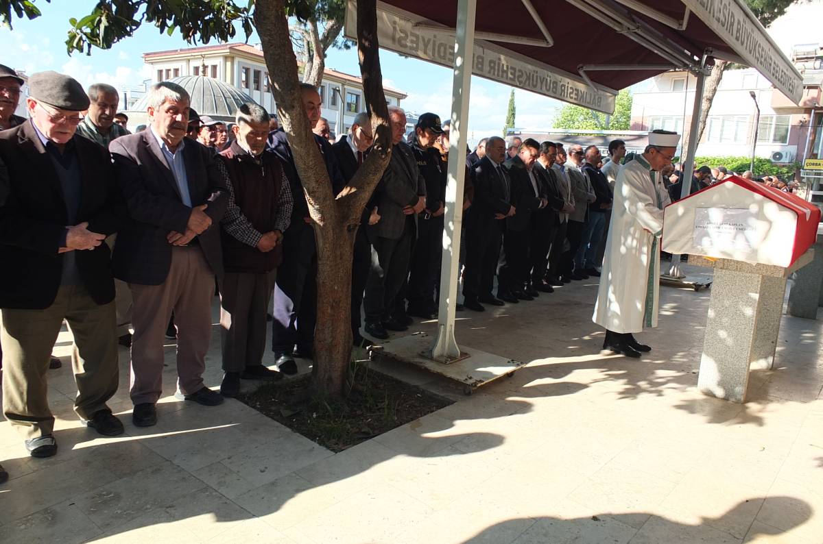 Burhaniye’de emekli müdür törenle toprağa verildi