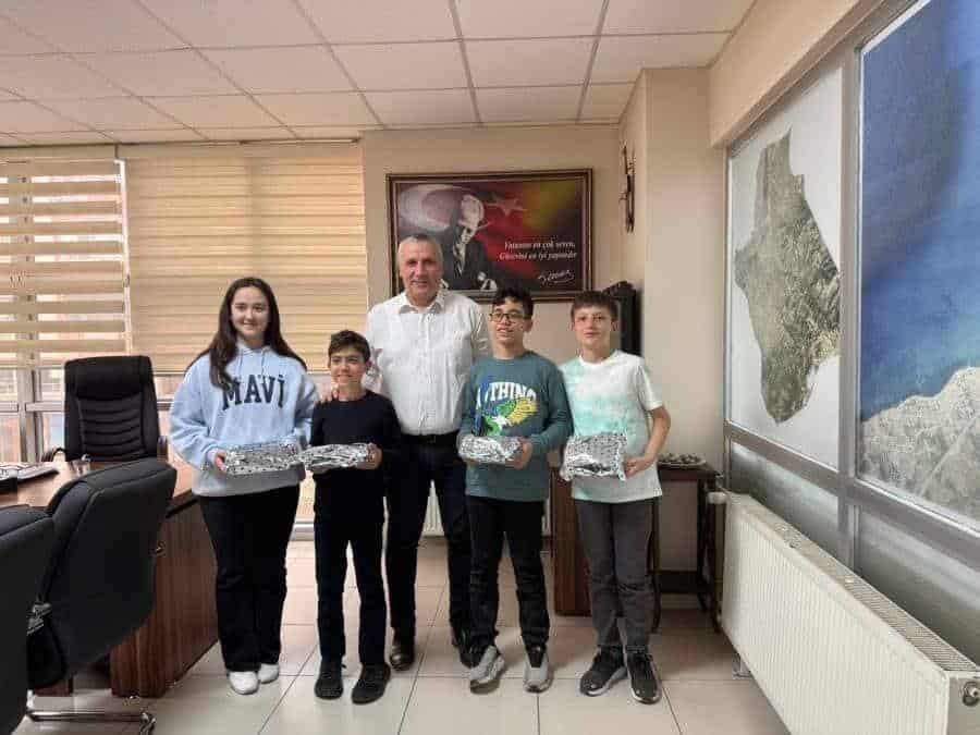 Burhaniye’de Milli Eğitim Müdürü Zihni, başarılı öğrencileri ödüllendirdi