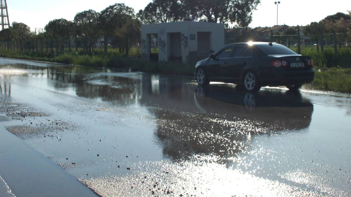 Burhaniye’de sağanak nedeniyle arazileri sular bastı rögarlar taştı