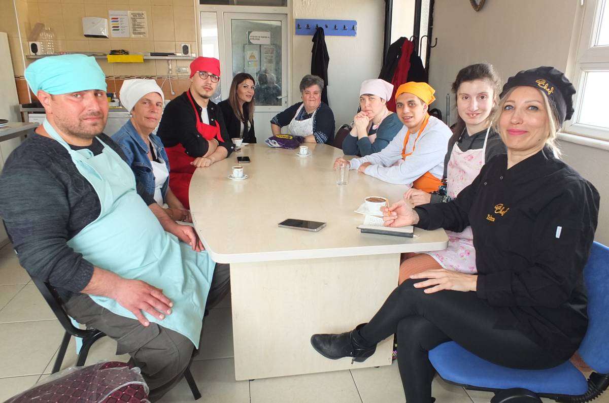 Burhaniye’de özel gençler mutfağa girdi pide ve pizza yaptı