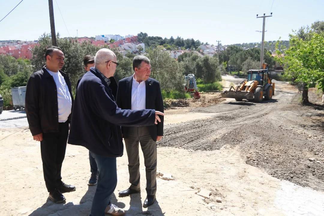 Burhaniye’de doğalgaz çalışmalarında bozulan yollar onarılıyor