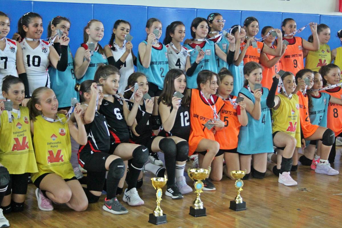 Burhaniyeli minik sporcular voleybolda birinci oldu