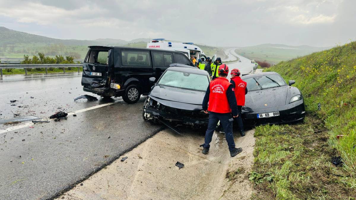 3 Araç birbirine girdi: kaza ucuz atlatıldı