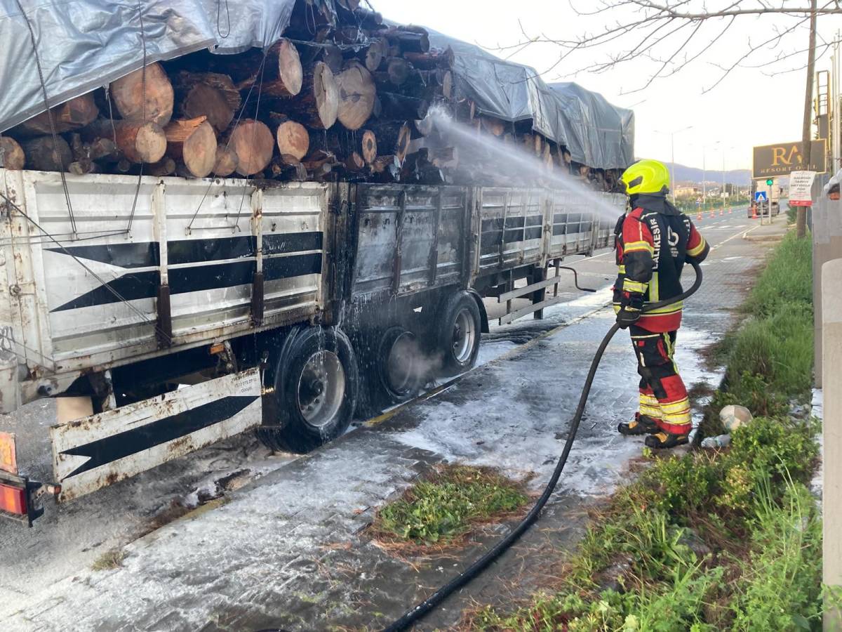 Edremit’te tomruk yüklü tır dorsesinde yangın çıktı
