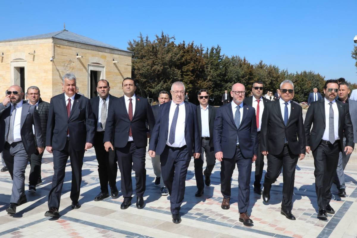 Edremit Belediyesi Ata’nın huzuruna çıktı