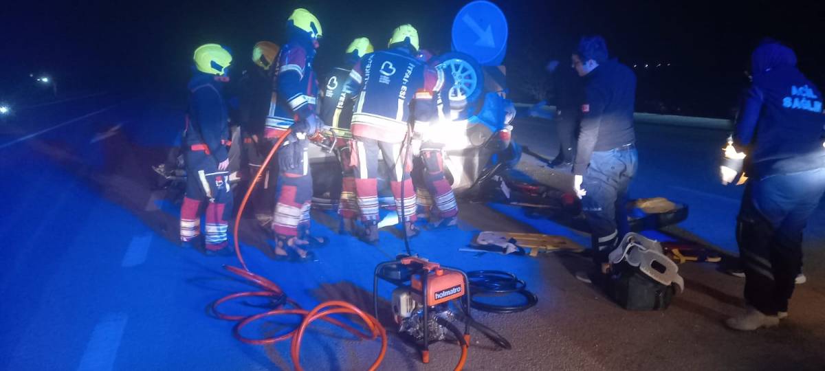 Bandırma’da Araçta sıkışan 2 kişi yaralı kurtarıldı