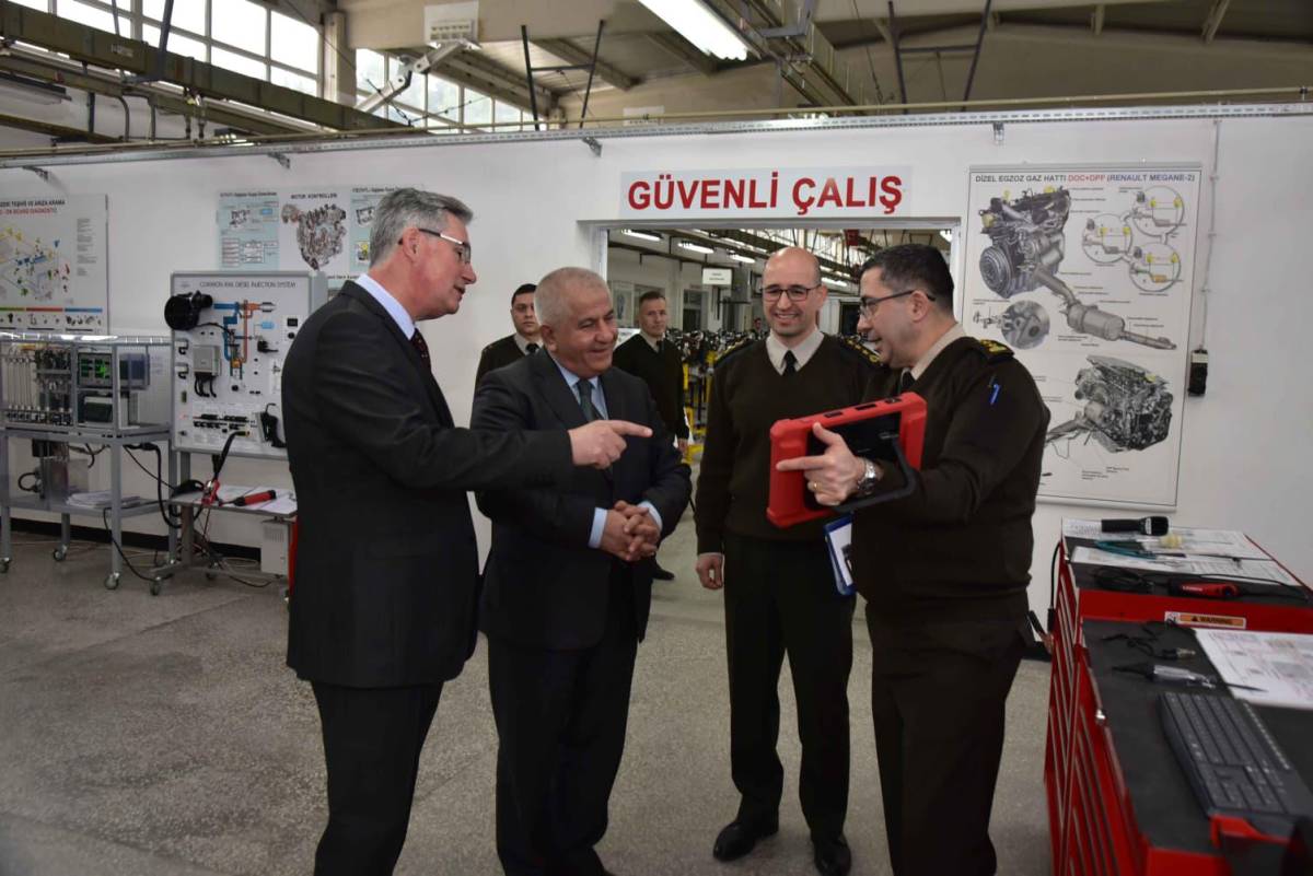 Eğitimde Güç Birliği: İl Müdüründen MSÜ Kara Astsubay MYO'ya Anlamlı Ziyaret