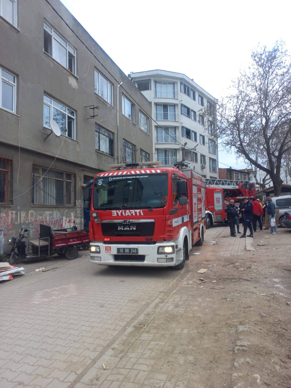 Bandırma’da apartman dairesinde yangın korkuttu.