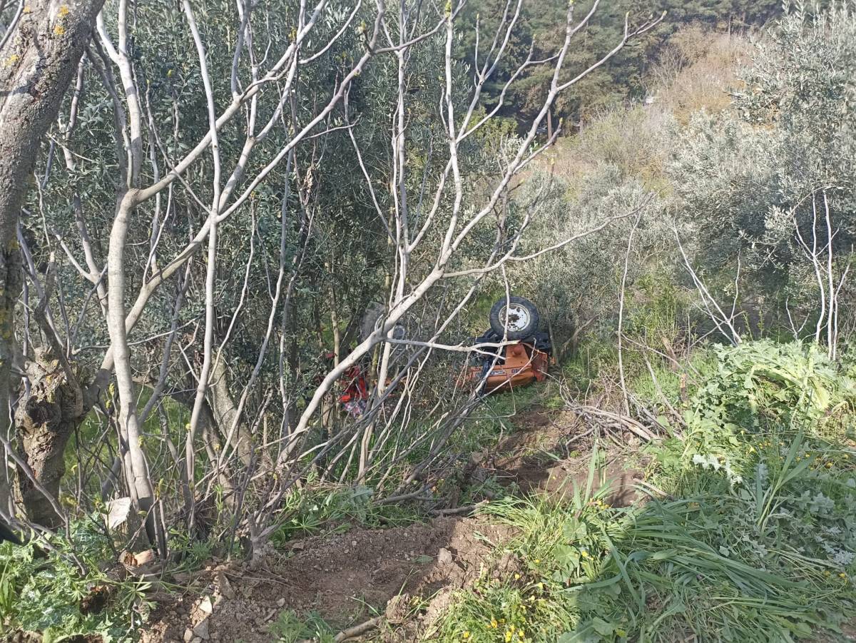 Bigadiç’te Traktör Şarampole Uçtu: 2 Yaralı