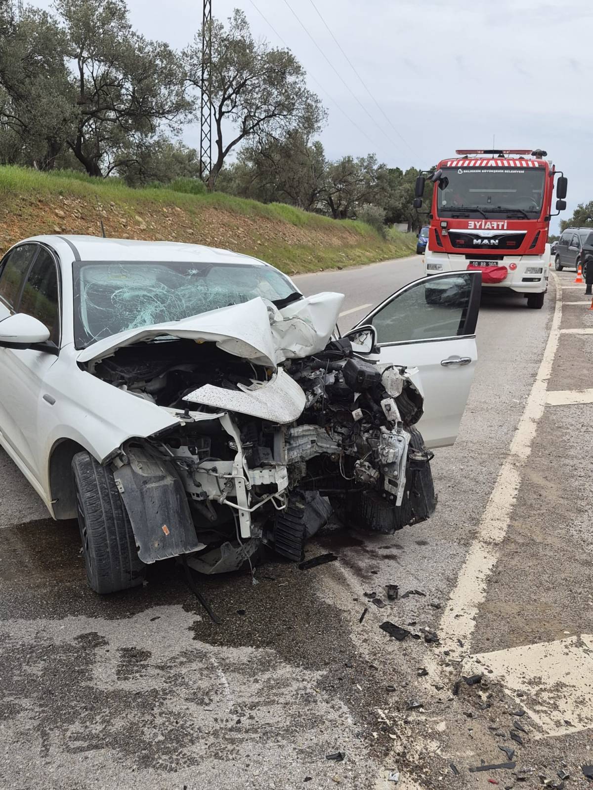 Ayvalıkta Araç Mobese Direğine Çarptı I: 3 Yaralı